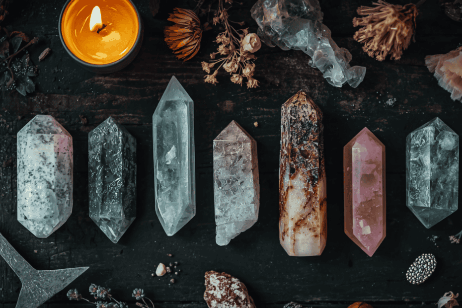 Sieben Kristalle für Anfänger auf einem Holztisch – Amethyst, Rosenquarz, Bergkristall und mehr